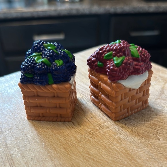 HOME DECOR | Salt & Pepper Shakers Fruit Basket Decorative Figurines - Picture 4 of 4